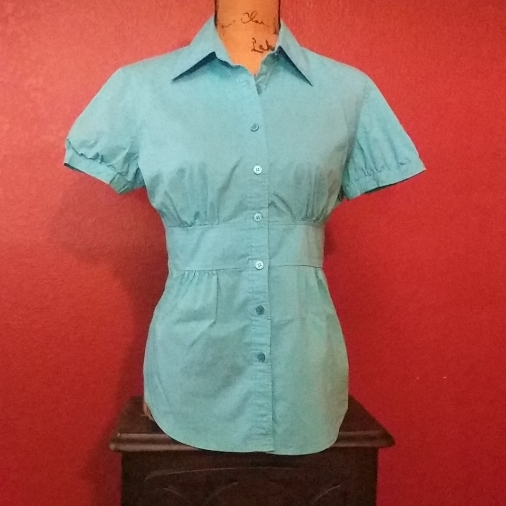 Button front fitted shirt.